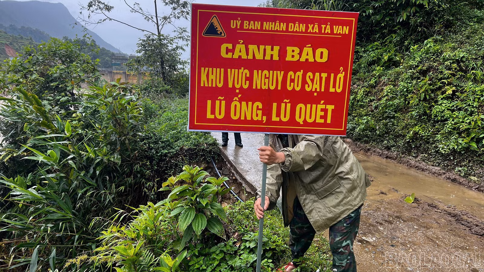 baolaocai-br_cam-bien-canh-bao-khu-vuc-co-nguy-co-sat-lo-cao.jpg