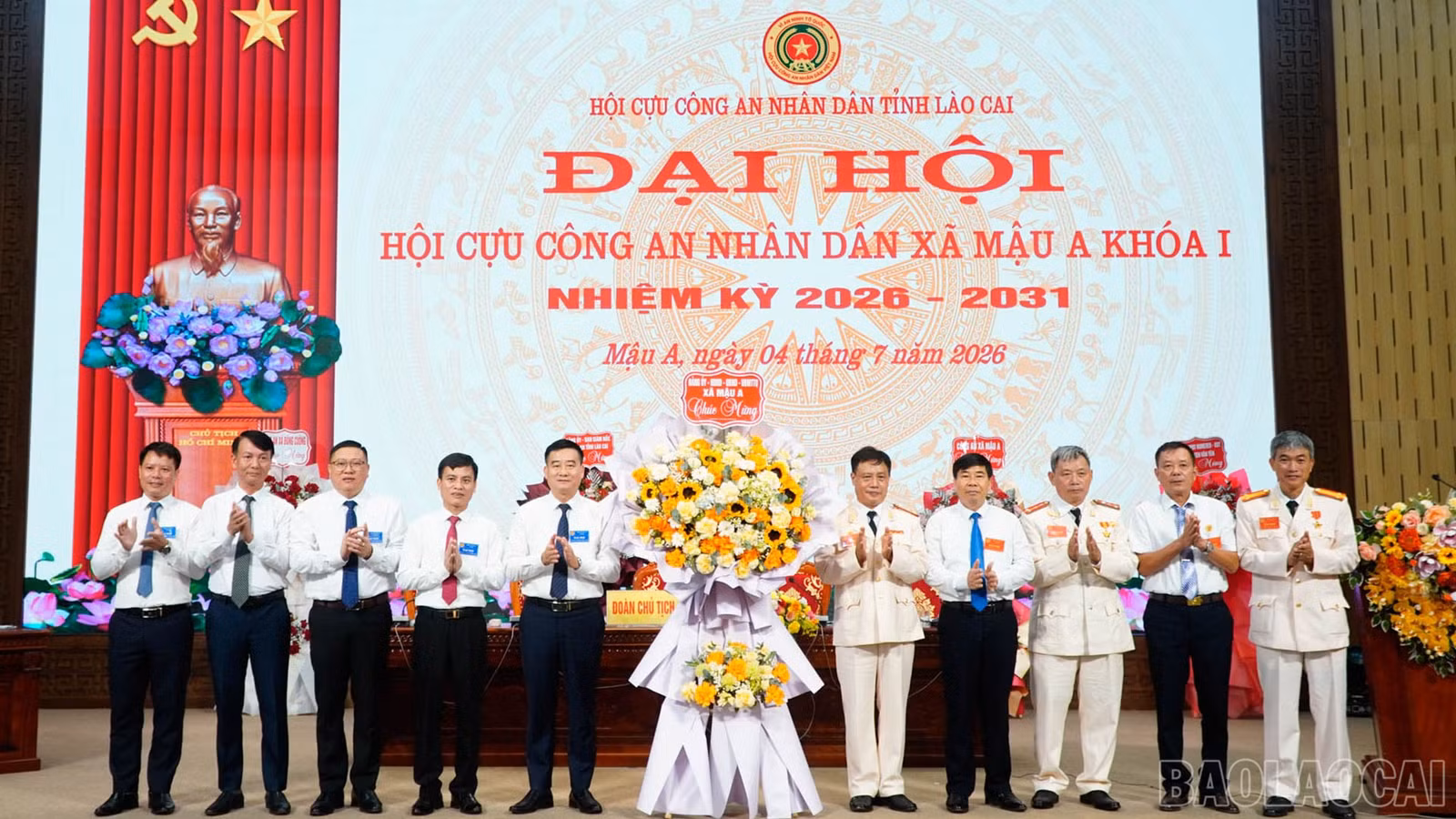 Lãnh đạo xã Mậu A tặng hoa chúc mừng đại hội.