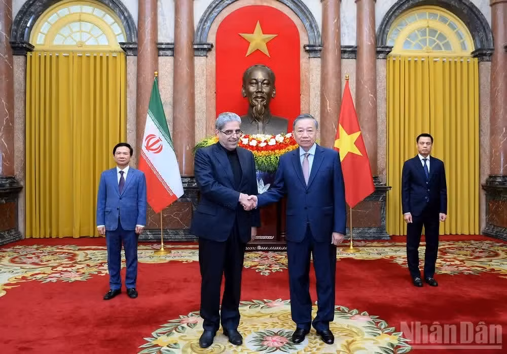 Tổng Bí thư, Chủ tịch nước Tô Lâm với Đại sứ Cộng hòa Hồi giáo Iran Akbar Ghasemi Ali Abadi. (Ảnh: ĐĂNG KHOA)