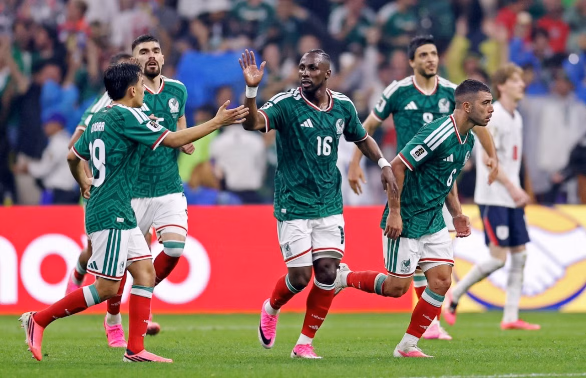 Quinones sau đó ghi bàn rút ngắn cách biệt cho ĐT Mexico (Ảnh: Reuters)