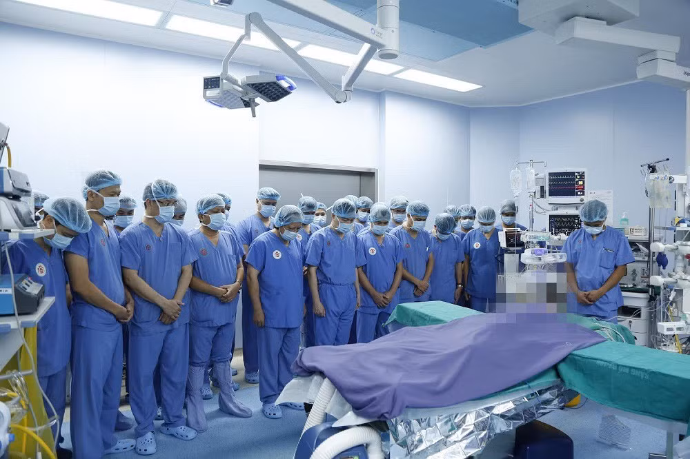 Các bác sĩ Bệnh viện Việt Đức tri ân một người chết não hiến mô, tạng cho y học. Ảnh: NGỌC SƠN