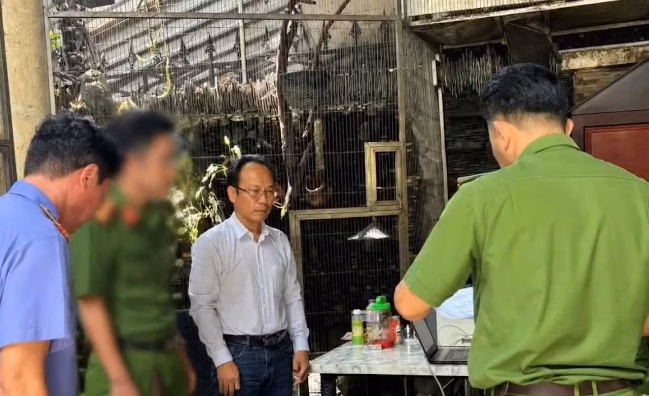 Cơ quan CSĐT tống đạt quyết định tố tụng đối với Trần Minh Duy và Đoàn Lê Ngọc Phi Lân.