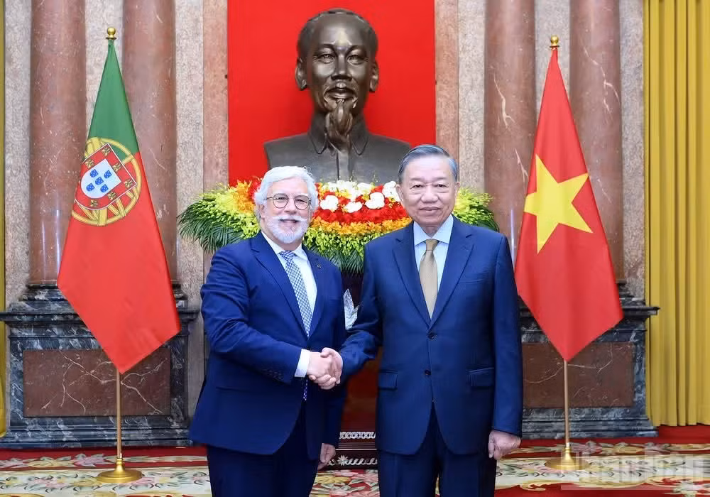 Tổng Bí thư, Chủ tịch nước Tô Lâm và Đại sứ Bồ Đào Nha Joaquim Alberto De Sousa Moreira De Lemos. (Ảnh: ĐĂNG KHOA)