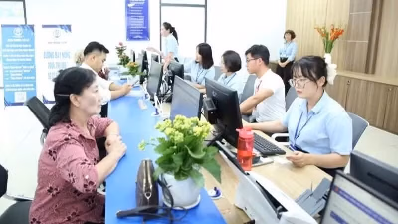 Một điểm mới đáng chú ý của Thông tư số 15/2026/TT-BNV là việc đơn giản hóa thủ tục hành chính. Theo đó, thay vì quy trình đề nghị thông qua Ủy ban nhân dân cấp huyện như trước đây thì Ủy ban nhân dân xã, phường, đặc khu được trực tiếp có văn bản đề nghị áp dụng phụ cấp khu vực. (Ảnh: Bộ Nội vụ)