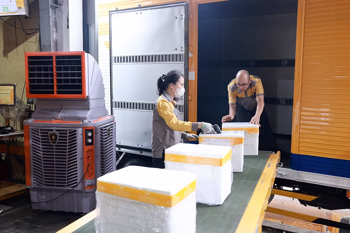 Bưu điện Việt Nam đã xây dựng quy trình vận chuyển riêng đối với mẫu sinh phẩm. Ảnh: Quốc Bảo