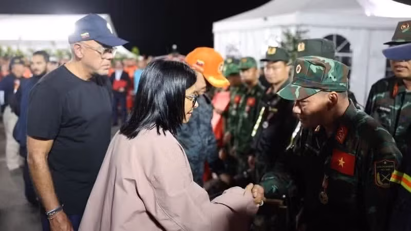 Tổng thống lâm thời Venezuela Delcy Rodriguez thăm hỏi thành viên của đoàn Việt Nam. (Ảnh: TTXVN)