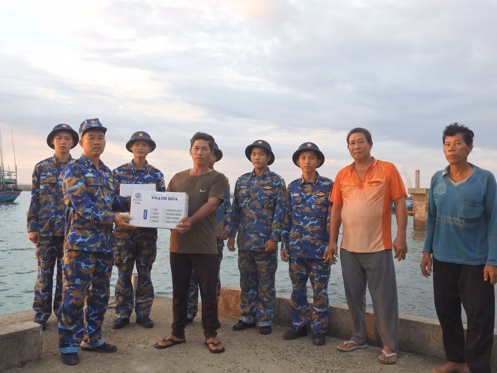 Lực lượng trên đảo hỗ trợ ngư dân.