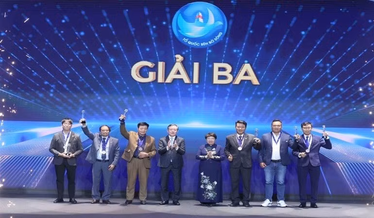 Các tác giả đoạt giải Ba tại Cuộc thi ảnh nghệ thuật cấp quốc gia “Tổ quốc bên bờ sóng” lần thứ III.