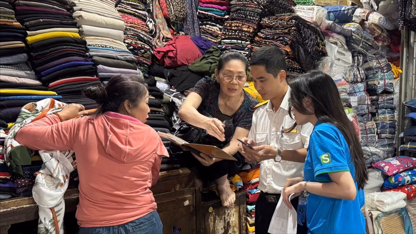 Cơ quan thuế sẽ bố trí các điểm hỗ trợ lưu động tại chợ truyền thống, tuyến phố thương mại… để hỗ trợ hộ kinh doanh chuyển đổi.