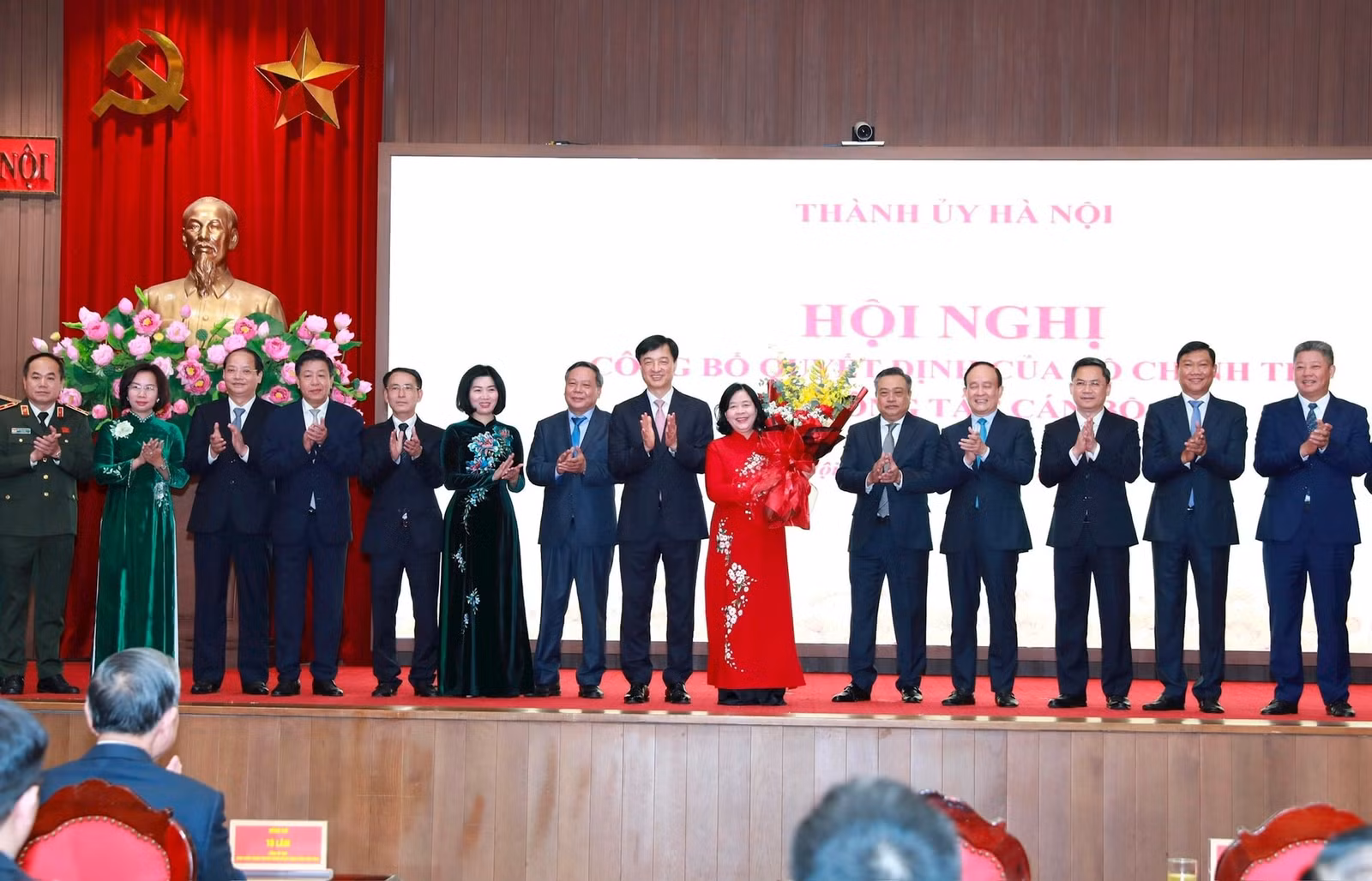 Các đồng chí Ban Thường vụ Thành ủy Hà Nội chúc mừng đồng chí Bùi Thị Minh Hoài nhận nhiệm vụ mới.