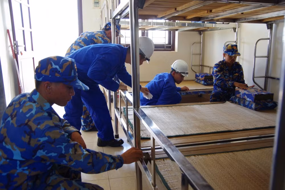 Bố trí nơi ở cho ngư dân vào tránh trú trên các đảo.
