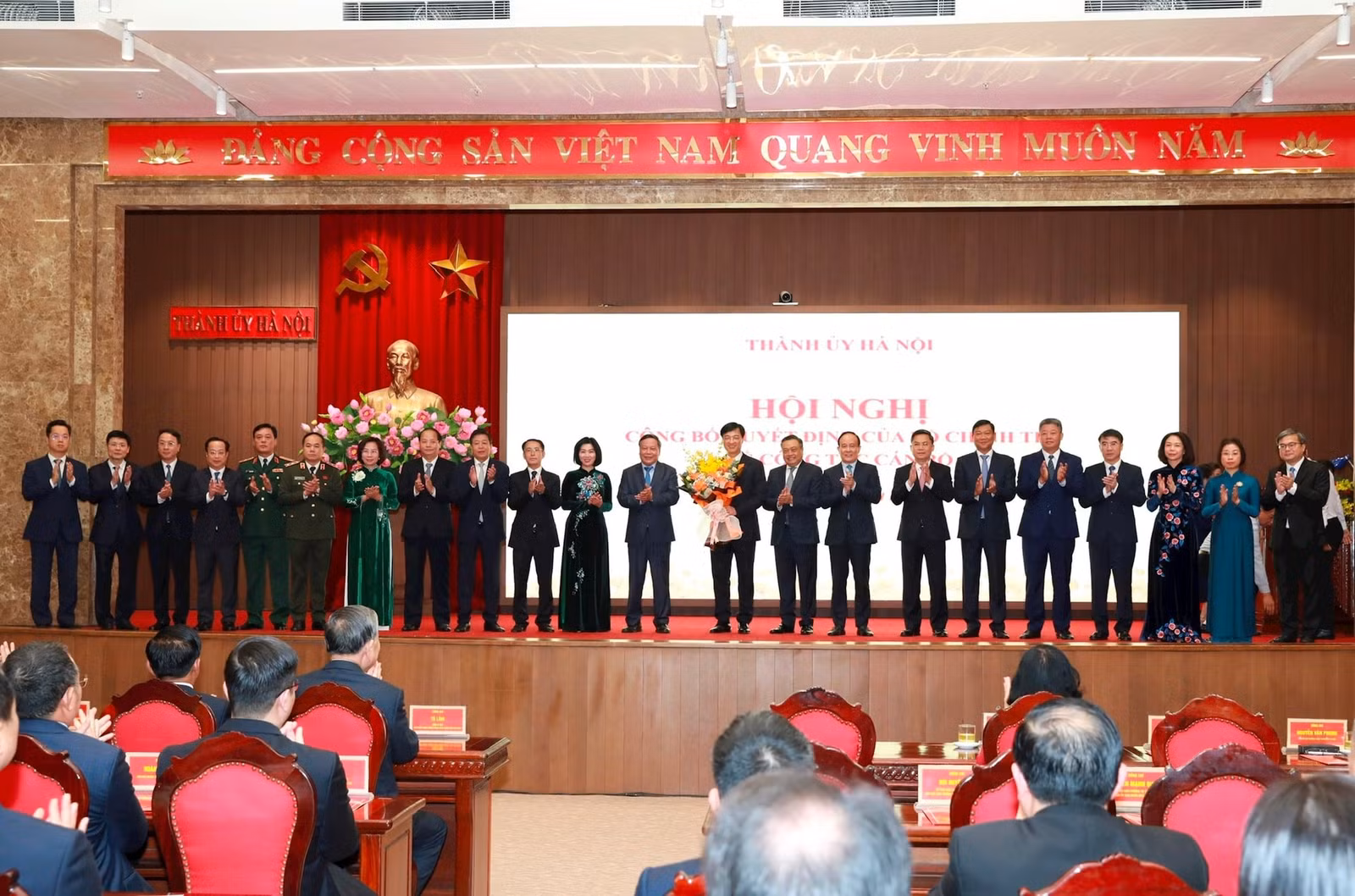Các đồng chí lãnh đạo thành phố Hà Nội chúc mừng đồng chí Nguyễn Duy Ngọc.