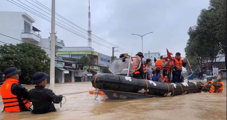 Cán bộ chiến sĩ Vùng 4 Hải quân cứu hộ nhân dân tại phường Tây Nha Trang.
