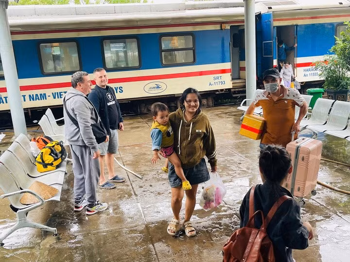 Nhiều hành khách được hỗ trợ chuyển đi phương tiện khách phù hợp.