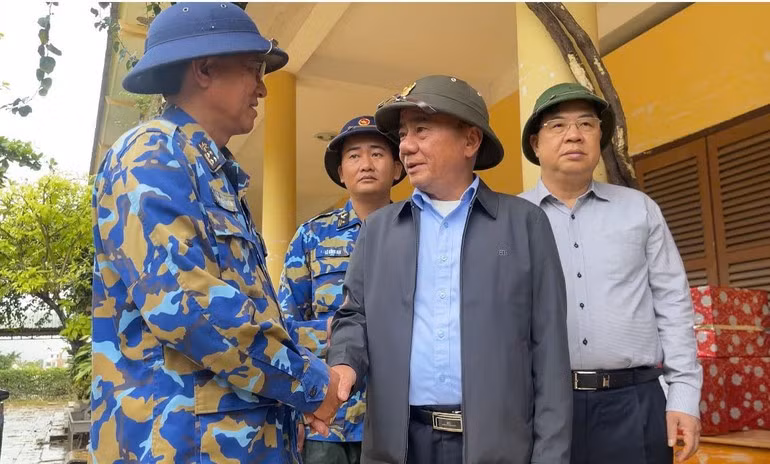 Ủy viên Bộ Chính trị, Thường trực Ban Bí thư Trần Cẩm Tú thăm hỏi, chỉ đạo lực lượng cứu hộ.
