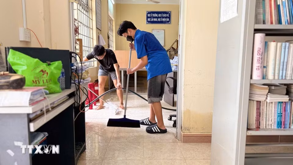 Trước thiệt hại nặng nề do mưa lũ gây ra, tỉnh Đắk Lắk đã có 372 cơ sở giáo dục bị ngập trong nước, nhiều phòng học và thiết bị dạy học bị hư hỏng, gây thiệt hại nặng nề.