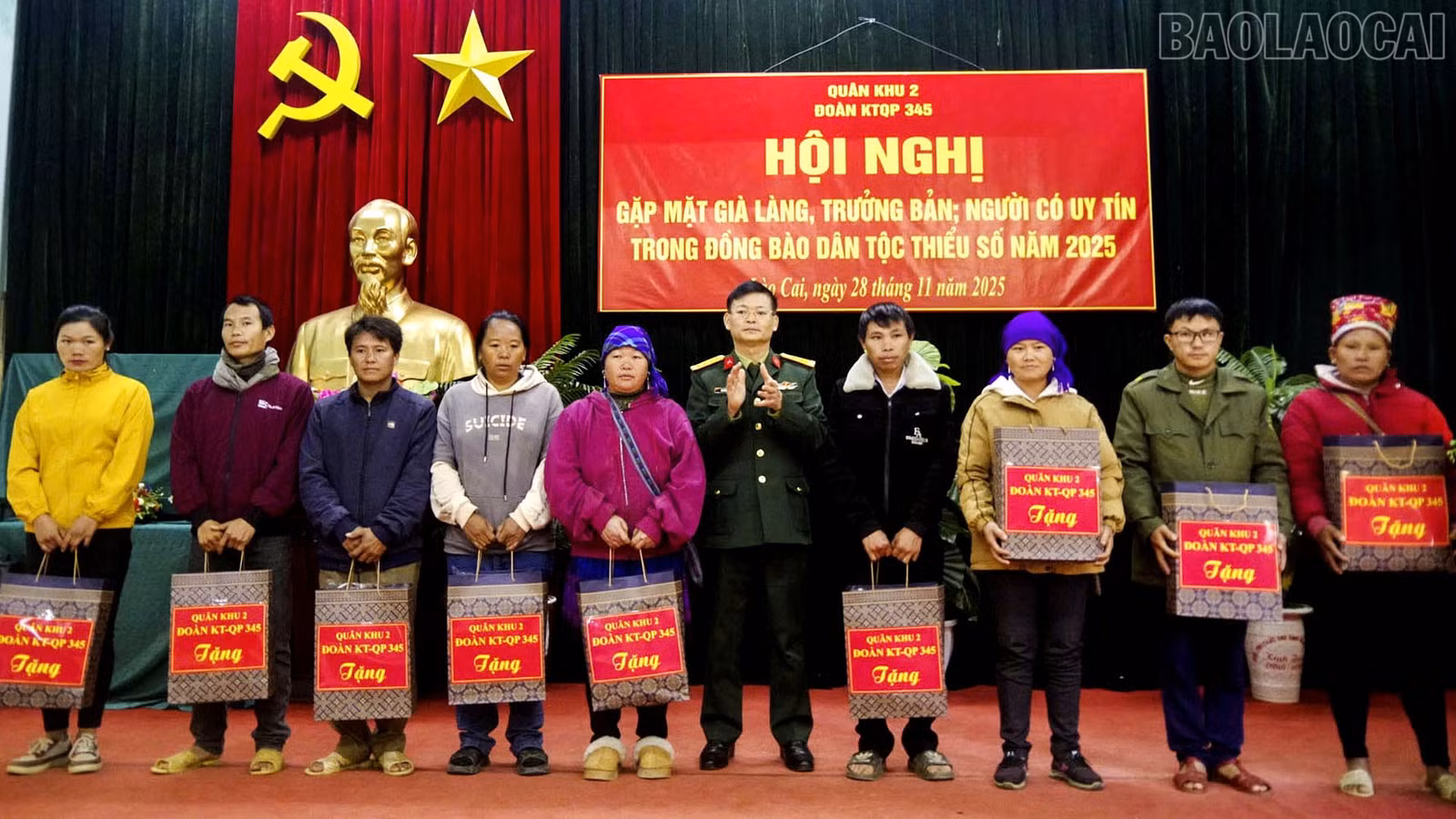 baolaocai-tr_trao-qua1.jpg