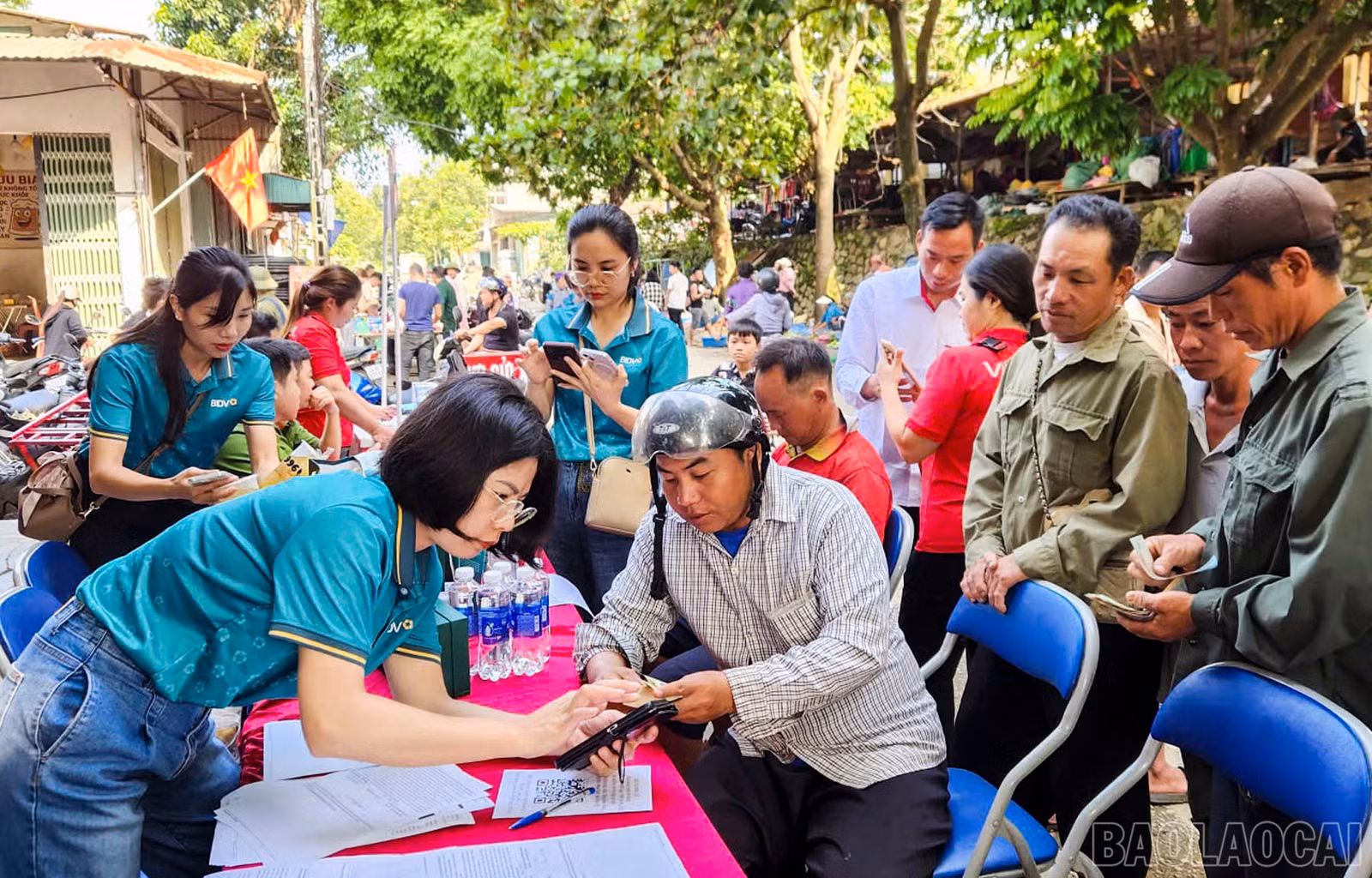 Hỗ trợ người dân mở tài khoản ngân hàng.