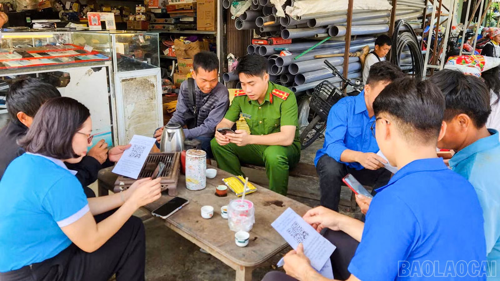 Tuyên truyền tại các hộ gia đình.