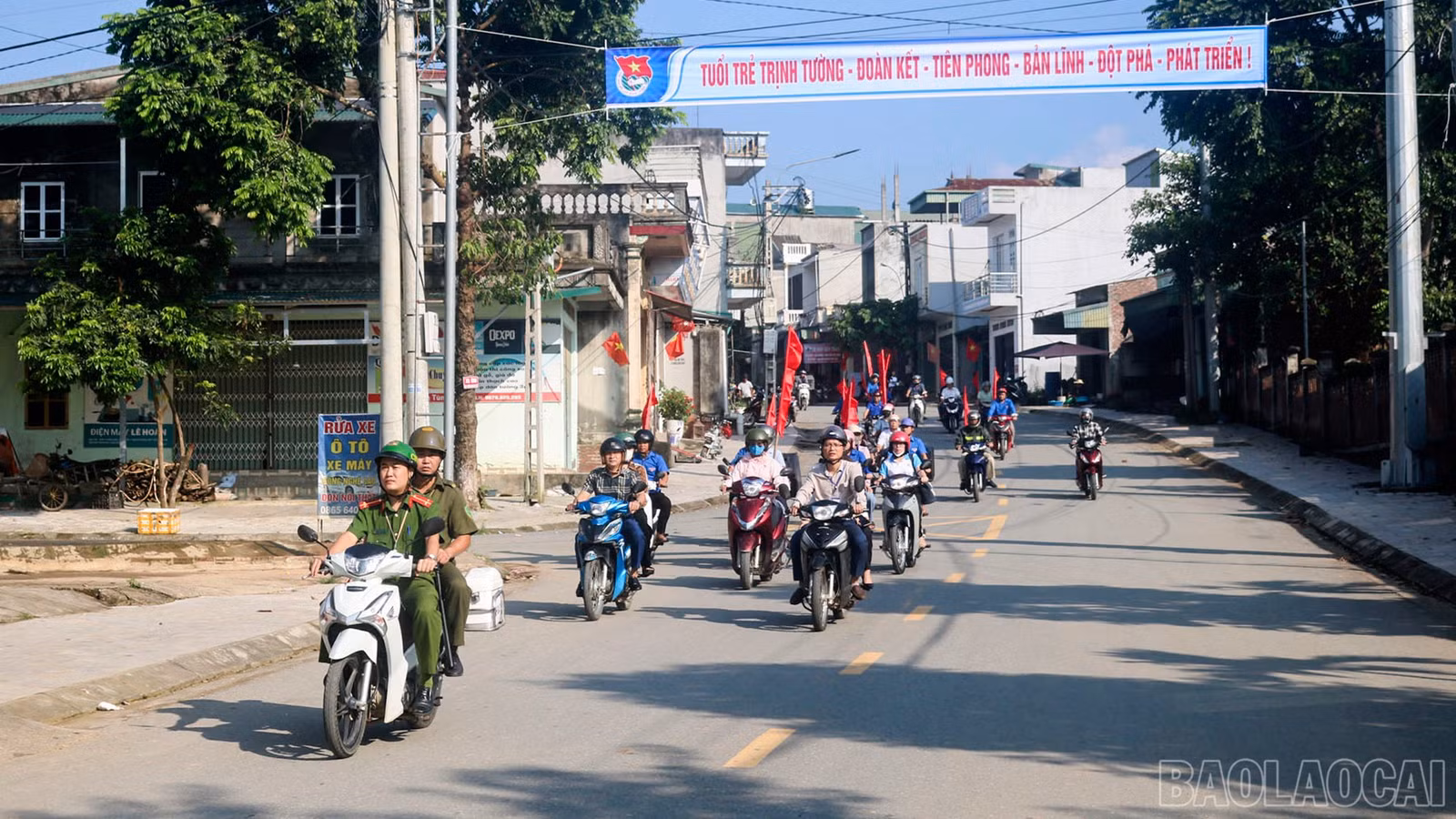 Các lực lượng diễu hành tuyên truyền trên các trục đường chính của xã.