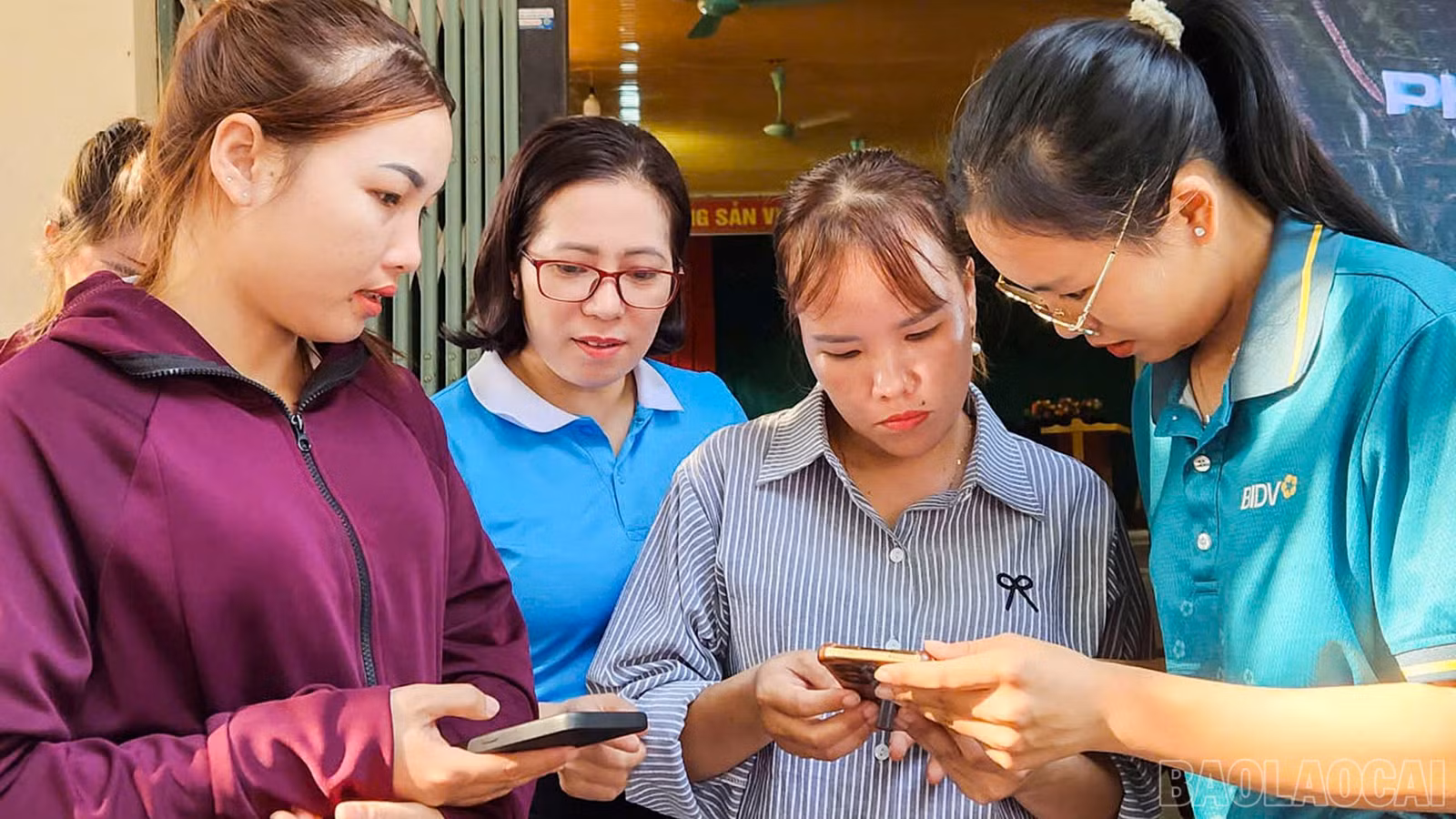 Truyền thông các dịch vụ công trực tuyến.