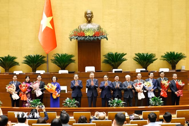 Tổng Bí thư Tô Lâm, Thủ tướng Phạm Minh Chính, Chủ tịch Quốc hội Trần Thanh Mẫn và các đồng chí lãnh đạo Đảng, Nhà nước tặng hoa chúc mừng các Phó Thủ tướng, Bộ trưởng và các Chủ nhiệm Ủy ban của Quốc hội.