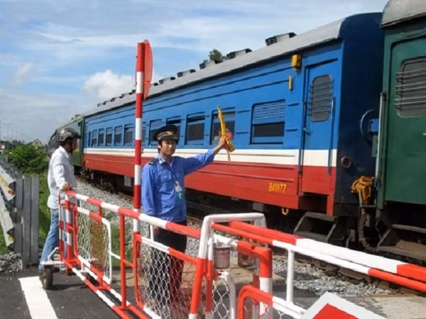 Cần nghiên cứu ứng dụng khoa học kỹ thuật trong việc quản lý, điều hành chạy tàu, cảnh báo tự động tại các đường ngang, các lối đi tự mở.