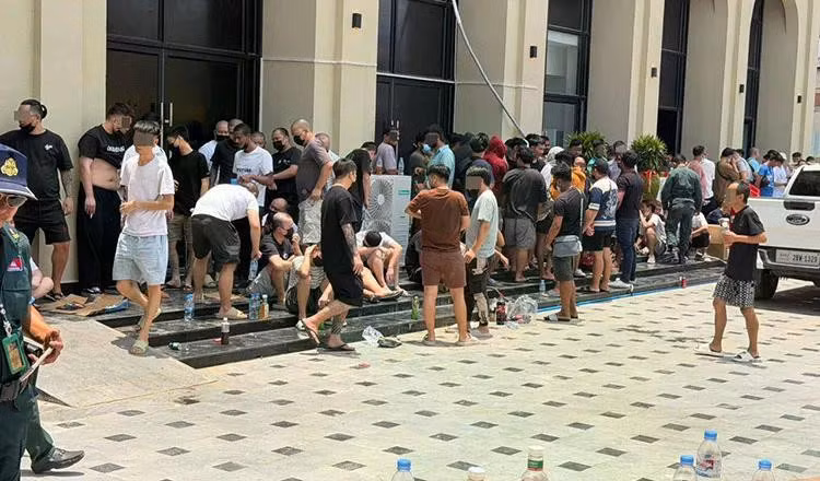 Lực lượng chức năng Campuchia vừa tiến hành một chiến dịch truy quét quy mô lớn nhằm vào các hoạt động lừa đảo trực tuyến tại thành phố biên giới Poipet, bắt giữ 400 nghi phạm.