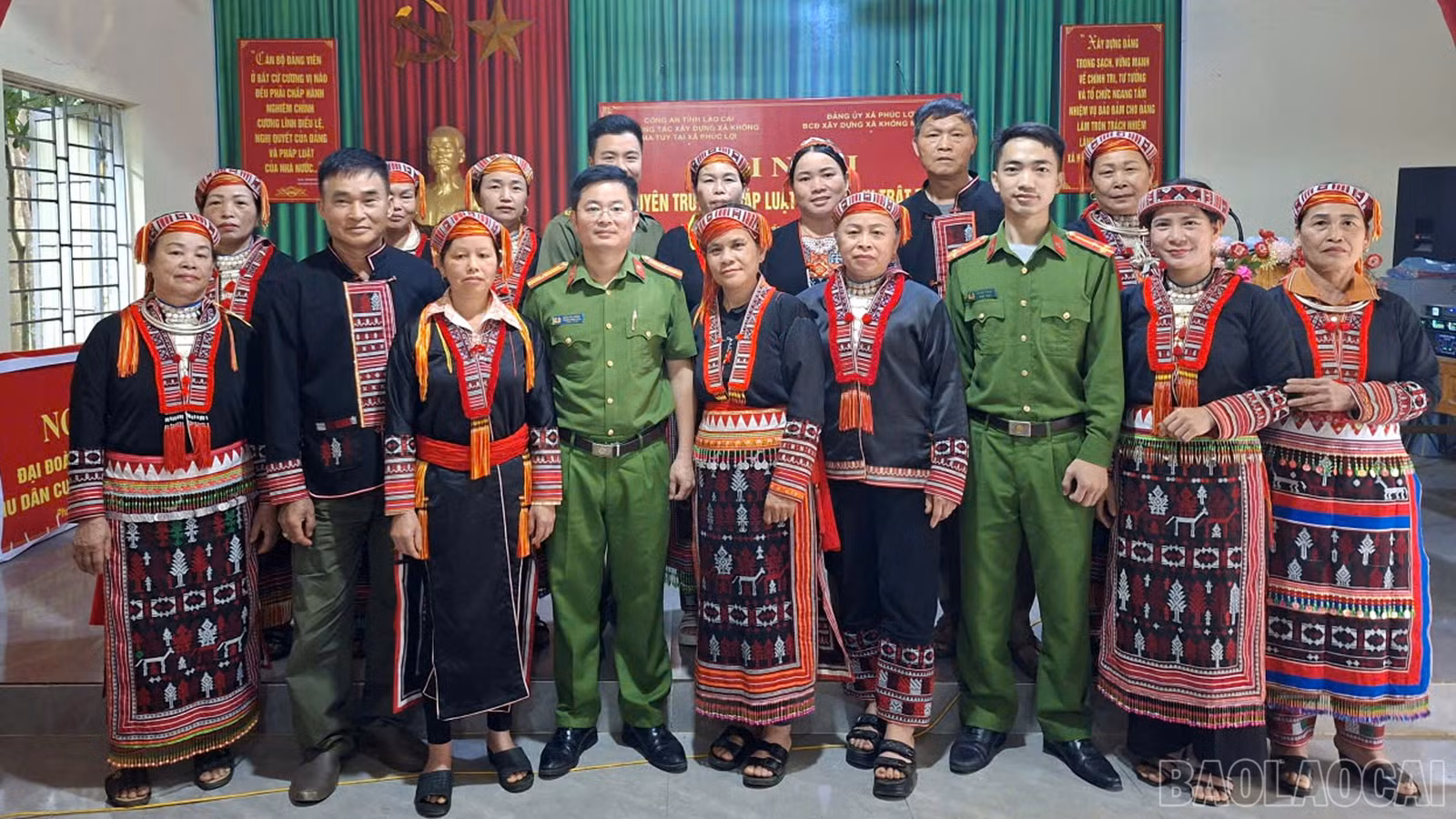 Tổ công tác xây dựng xã "không ma túy" chụp ảnh lưu niệm cùng người dân thôn 1 Vàn.