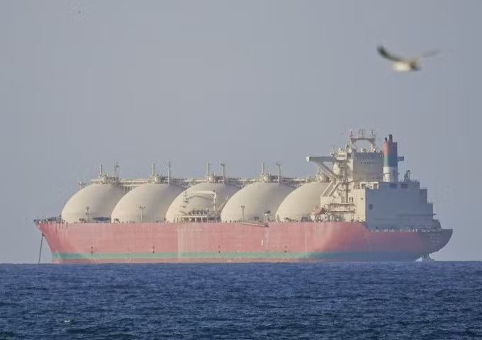 Một tàu di chuyển qua eo biển Hormuz nhìn từ phía Oman ngày 8/4.