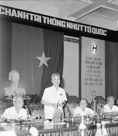 Từ ngày 15 - 21/11/1975, tại thành phố Sài Gòn – Gia Định, đại biểu nhân dân hai miền Nam - Bắc tổ chức Hội nghị Hiệp thương chính trị thống nhất Tổ quốc, quyết định tổ chức sớm cuộc Tổng tuyển cử trên toàn lãnh thổ Việt Nam vào đầu năm 1976 để bầu ra Quốc hội chung cho cả nước. Trong ảnh: Chủ tịch Nguyễn Hữu Thọ đọc diễn văn khai mạc Hội nghị.