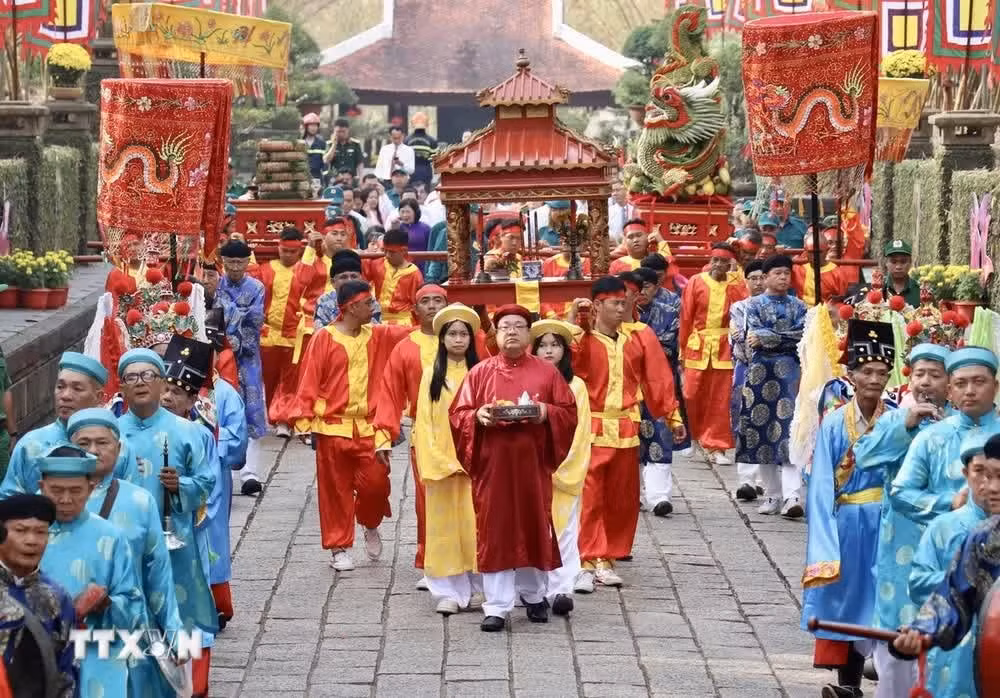 Nghi lễ dâng cúng bánh Tét lên Quốc tổ Hùng Vương tại Đền thượng, Khu tưởng niệm các Vua Hùng, Thành phố Hồ Chí Minh. (Ảnh: Thanh Vũ/TTXVN)