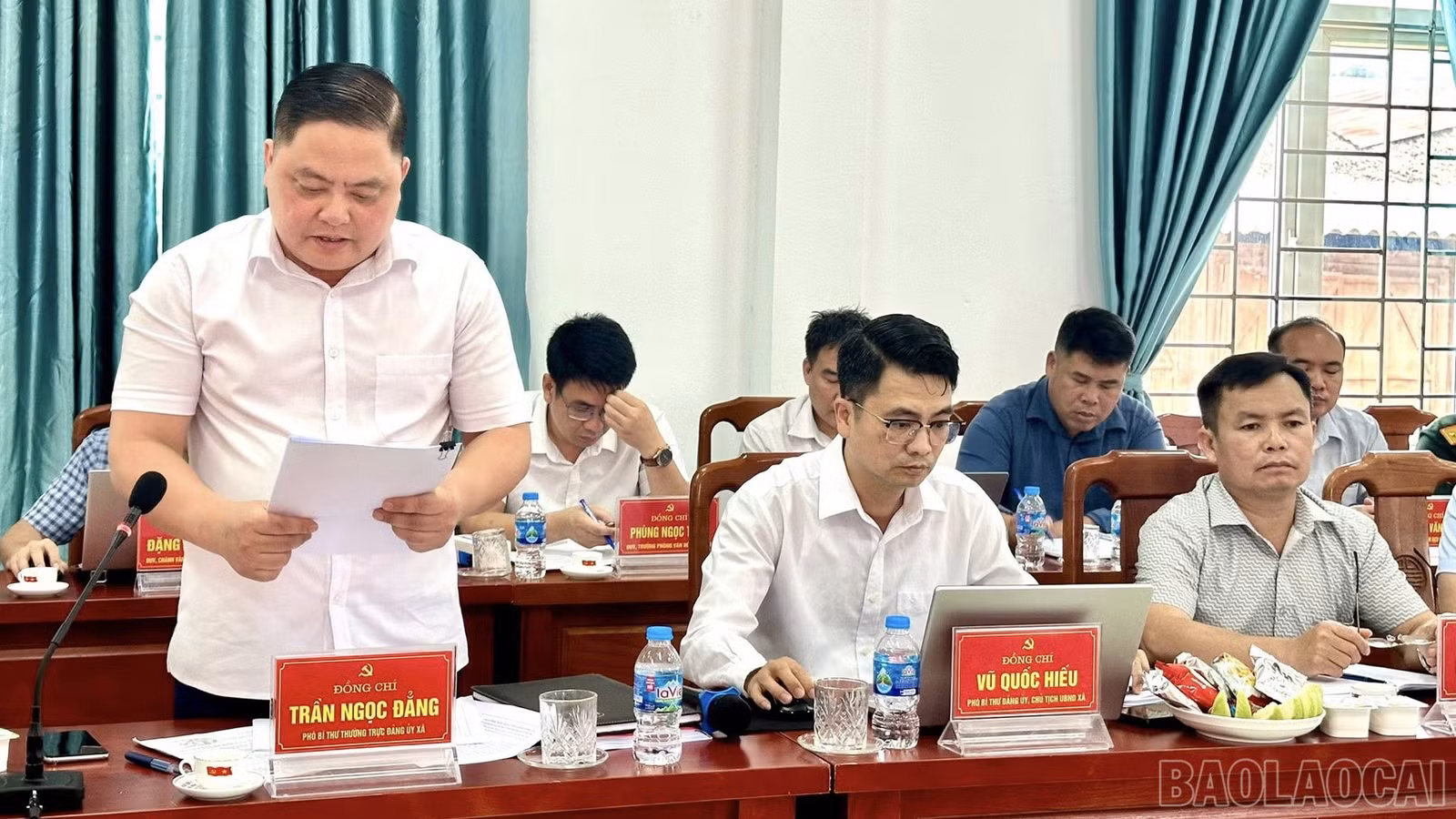 Lãnh đạo xã báo cáo kết quả thực hiện với đoàn công tác.