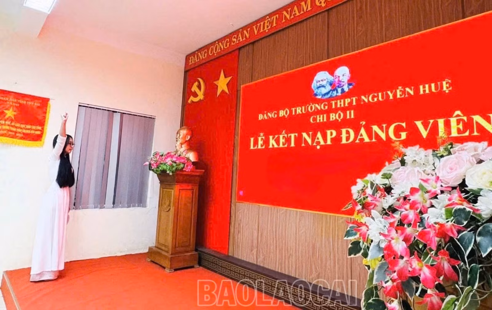 Niềm tự hào của đảng viên tuổi vừa tròn 18 tuyên thệ những lời quyết tâm.