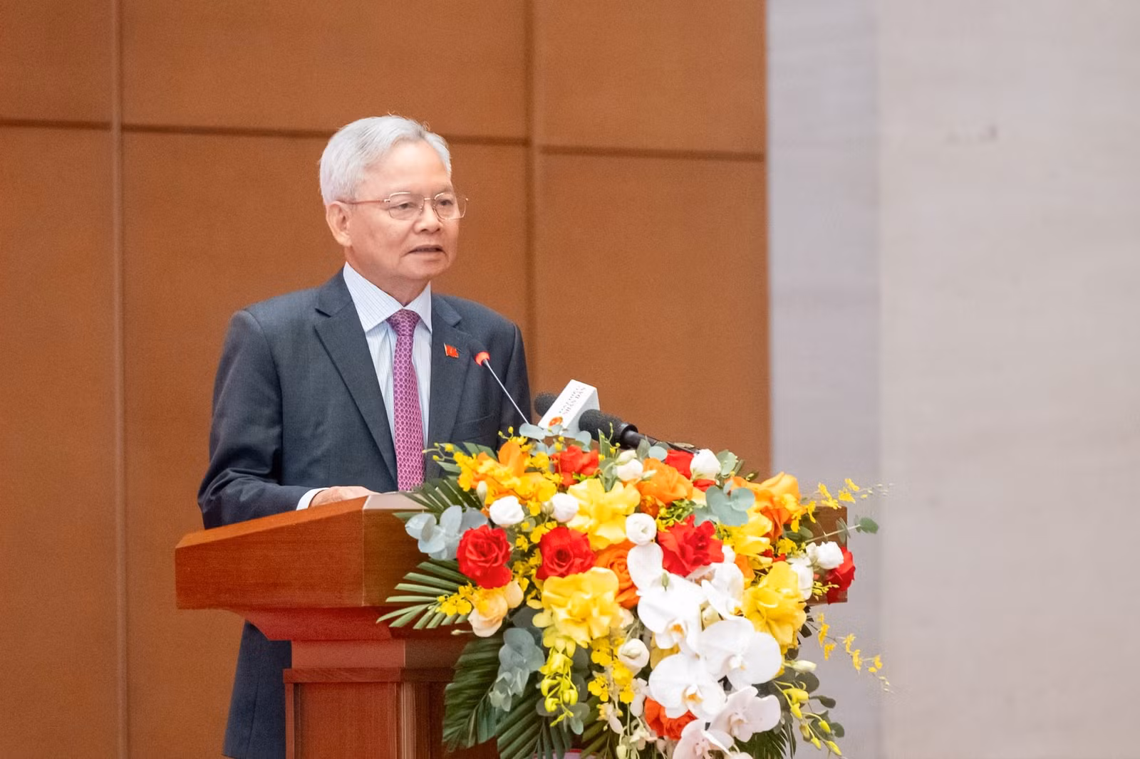 GS.TS Tạ Ngọc Tấn, Phó Chủ tịch Hội đồng Lý luận Trung ương tham luận tại hội thảo.