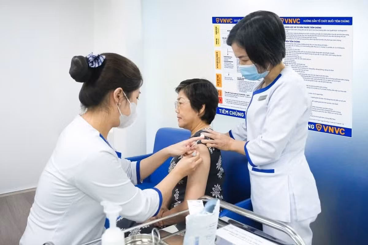 Bác sĩ Trần Thị Hồng Loan chủ động lựa chọn tiêm vaccine cúm liều cao chuyên biệt ngay khi loại vaccine này được triển khai tại Việt Nam.