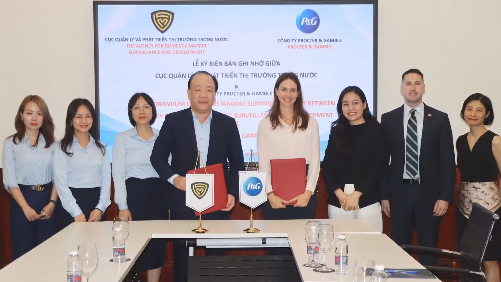 Cục Quản lý và Phát triển thị trường trong nước (Bộ Công thương) và Công ty Procter &amp; Gamble (P&amp;G) ký kết biên bản ghi nhớ hợp tác nhằm tăng cường phối hợp trong công tác phòng, chống hàng giả và bảo vệ quyền sở hữu trí tuệ. (Ảnh: BT)