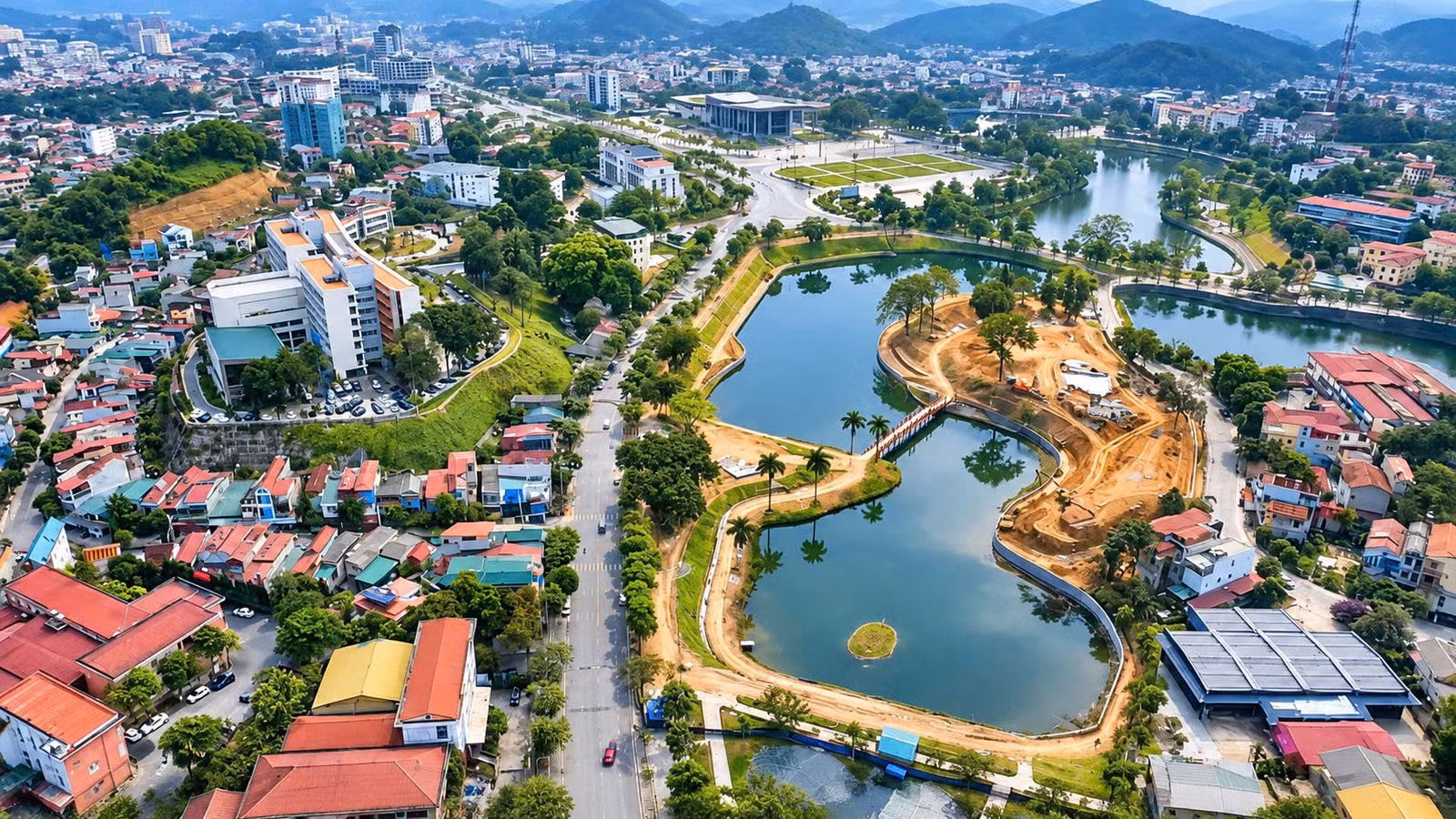 Ban Quản lý dự án đầu tư xây dựng phường Yên Bái thường xuyên có mặt tại công trường để đôn đốc, đặt mục tiêu dự án về đích sớm 80 ngày.