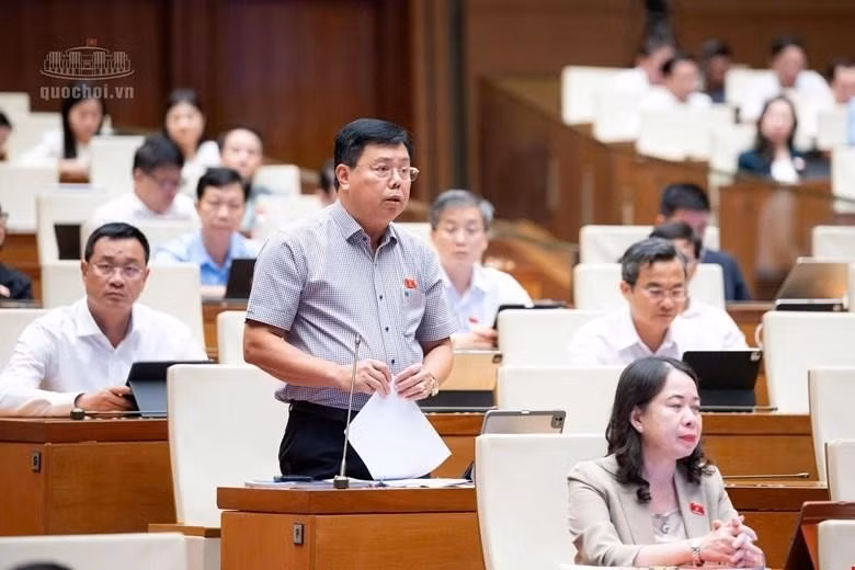 Bộ trưởng Bộ Nội vụ Nguyễn Tiến Hải giải trình làm rõ một số vấn đề đại biểu Quốc hội nêu. Ảnh: quochoi.vn