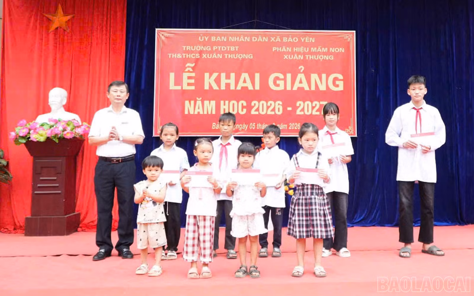 Ngân hàng Nông nghiệp và Phát triển nông thôn tặng học bổng cho học sinh khó khăn trên địa bàn xã.