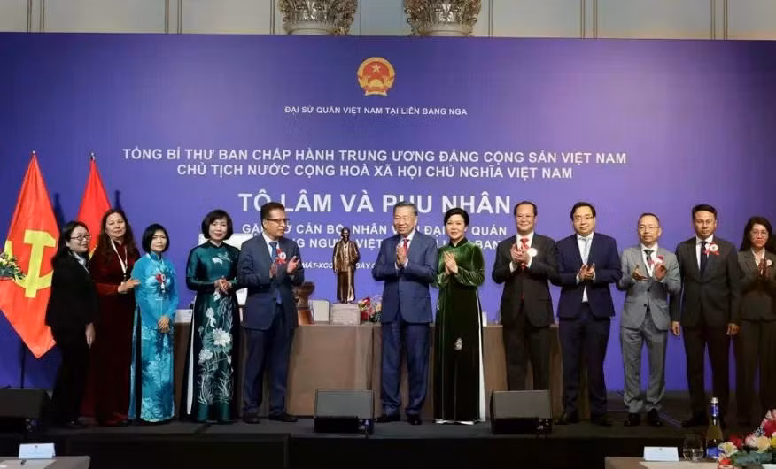 Tổng Bí thư, Chủ tịch nước Tô Lâm tặng quà cho Đại sứ quán và cộng đồng người Việt Nam tại Nga. (Ảnh: TTXVN)
