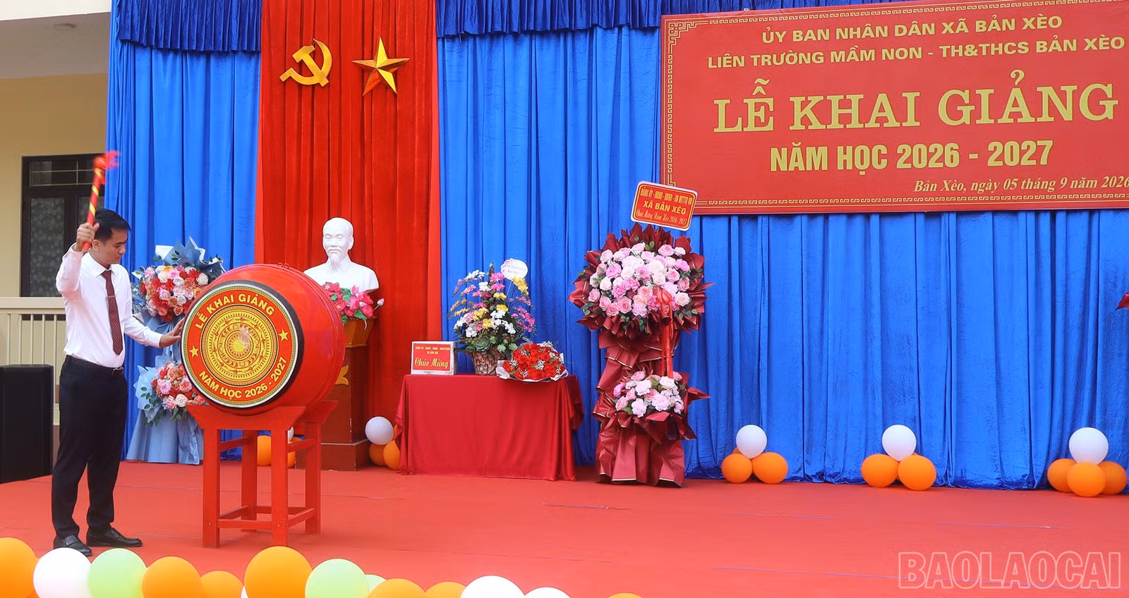 Lãnh đạo liên trường Mầm non - Tiểu học và THCS Bản Xèo đánh trống khai giảng.