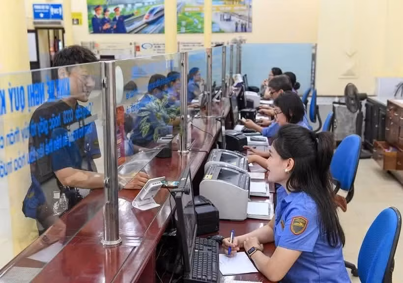 Nhiều người dân vẫn lựa chọn việc đến tận ga để mua vé tàu.