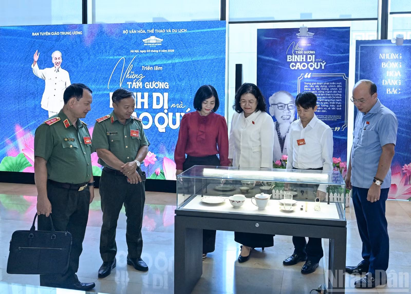 Các đại biểu tham quan trưng bày "Những tấm gương bình dị mà cao quý". (Ảnh: DUY LINH-TRẦN HẢI)