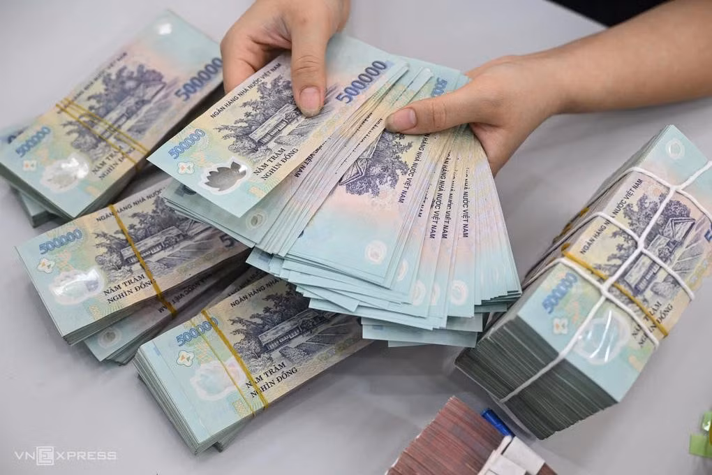 Giao dịch tại một chi nhánh ngân hàng ở Hà Nội, tháng 8/2026. Ảnh: Giang Huy