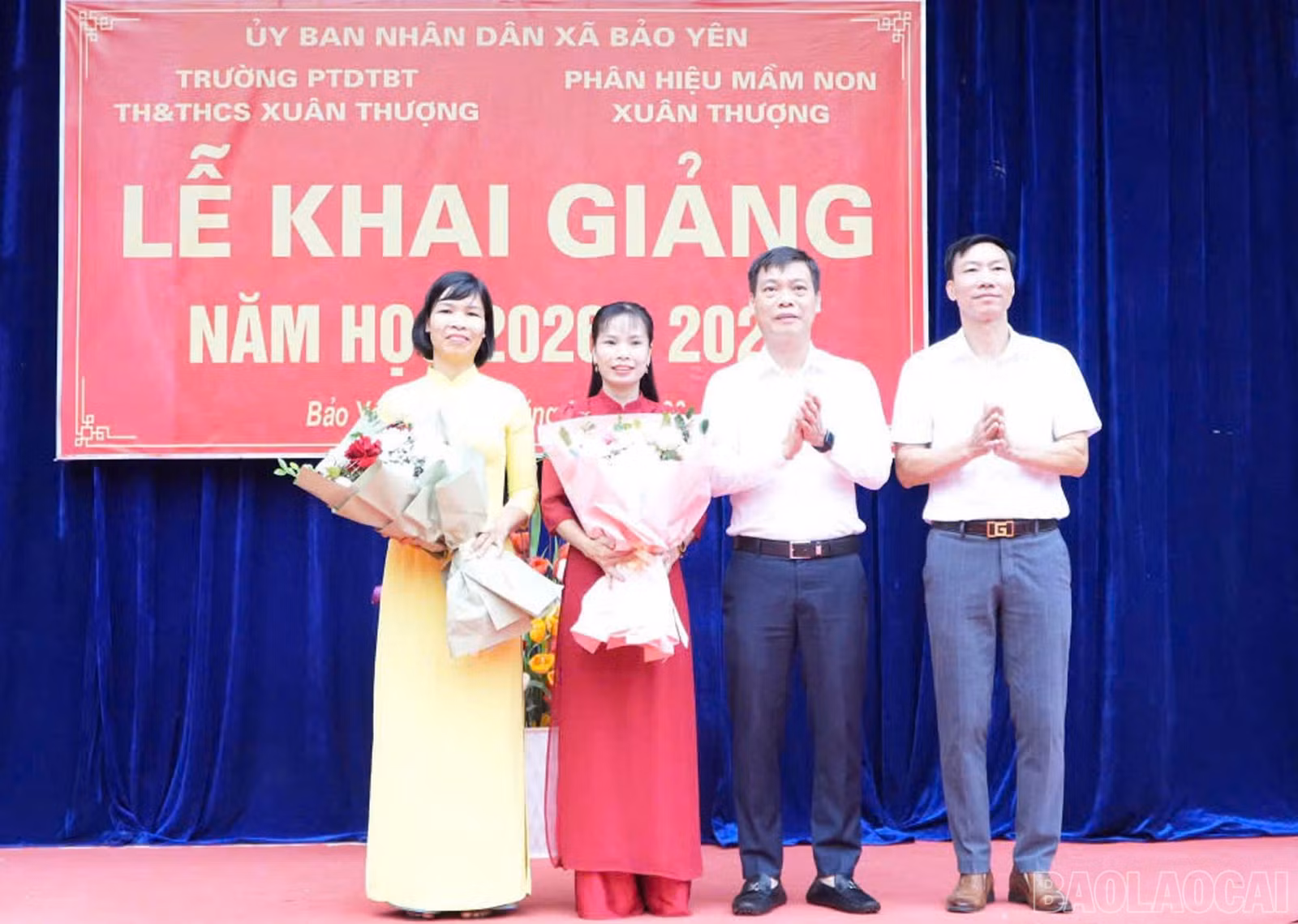 Đồng chí Trần Trọng Thông - Chủ tịch UBND xã tặng hoa chúc mừng thầy và trò Trường Phổ thông dân tộc bán trú TH&amp;THCS Xuân Thượng.