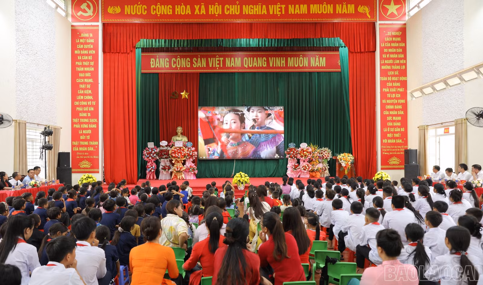 Thầy và trò các nhà trường theo dõi trực tiếp lễ khai giảng cùng các điểm cầu trên cả nước.