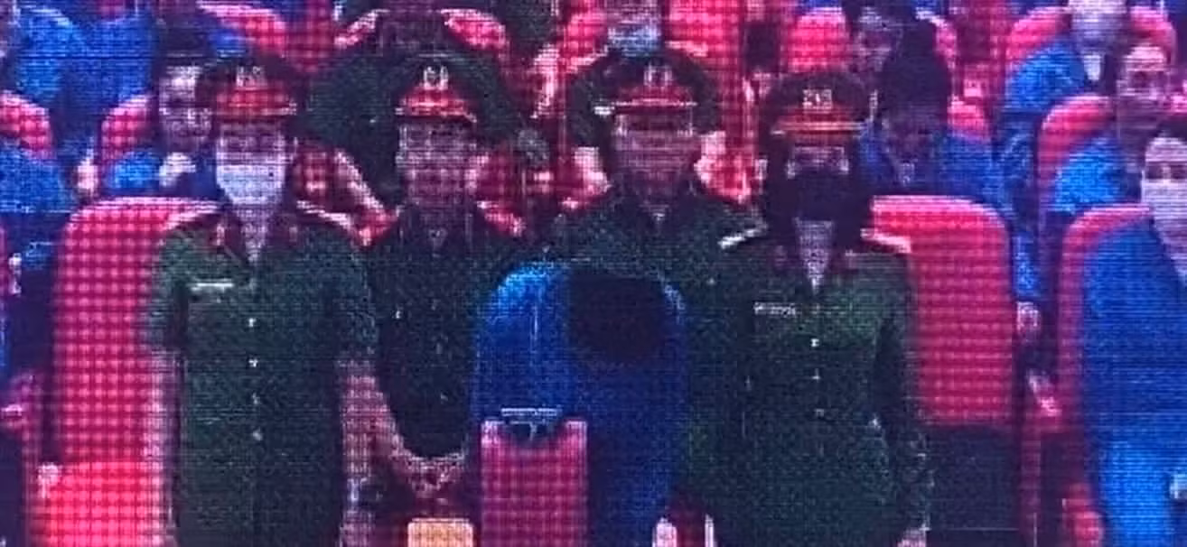 Trúc Phương cúi đầu nhận tội tại phiên tòa. Ảnh chụp qua màn hình.