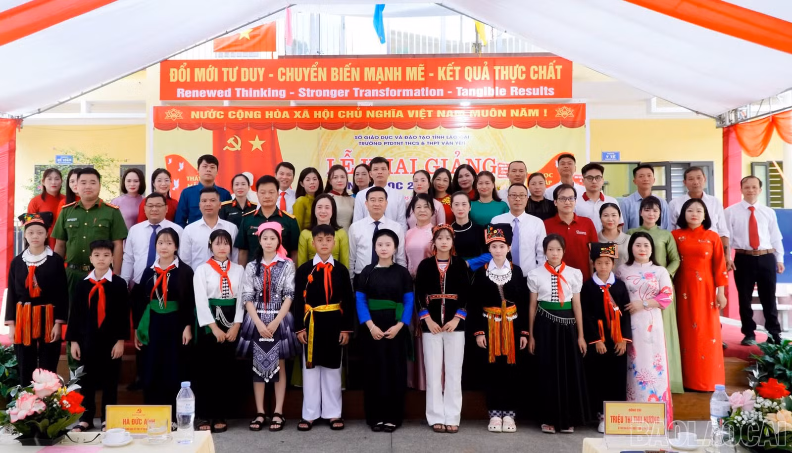 Đồng chí Hà Đức Anh - Bí thư Đảng ủy, Chủ tịch HĐND xã Mậu A tặng hoa chúc mừng thầy và trò Trường PTDTNT THCS &amp; THPT Văn Yên; tặng quà cho học sinh nghèo vượt khó và chụp ảnh cùng thầy và trò nhà trường.