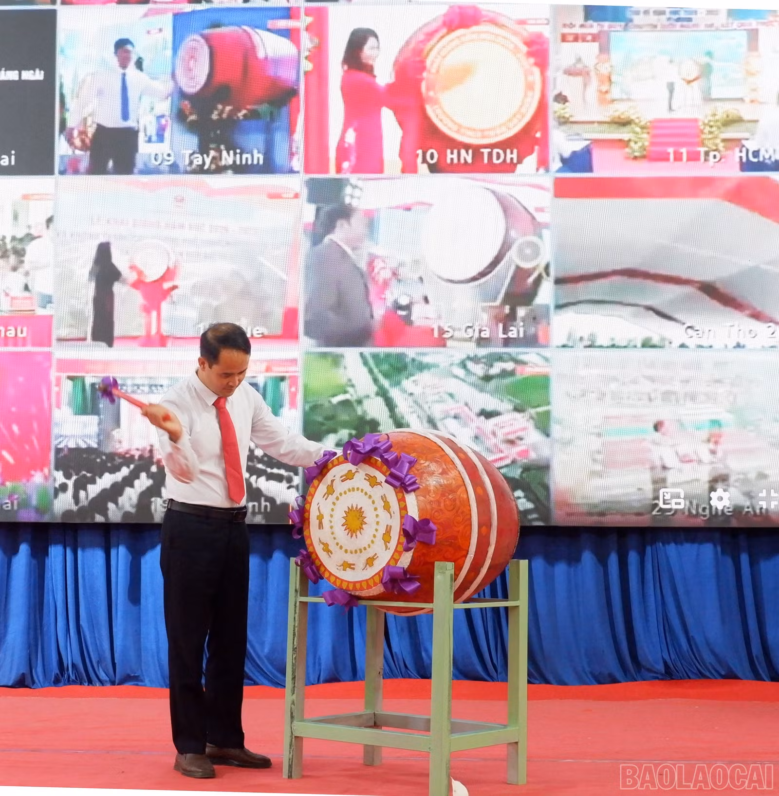 Nghi thức đánh trống chào mừng năm học mới.